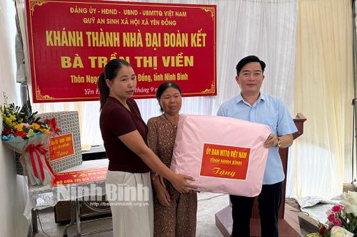 Trao nhà Đại đoàn kết cho gia đình có hoàn cảnh khó khăn ở xã Yên Đồng