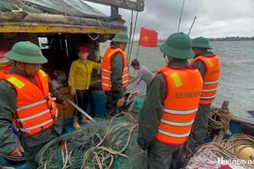 Cứu tài sản trên tàu cá của ngư dân bị chìm