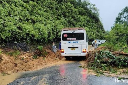 Mưa lớn tiếp diễn, nhiều điểm sạt lở ở A Lưới