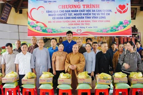 Vĩnh Long: Chùa Tuyên Linh trao quà, tiếp thêm niềm vui cho 450 hoàn cảnh khó khăn