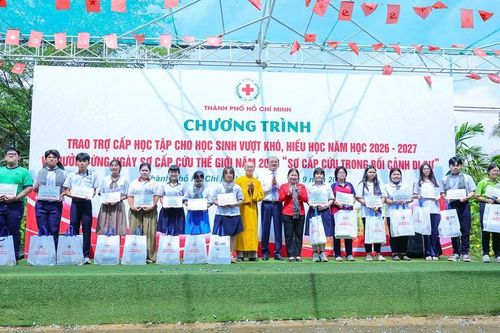 Hội Chữ thập đỏ TP.HCM trao trợ cấp học tập năm học 2026-2027 đến 600 học sinh vượt khó hiếu học
