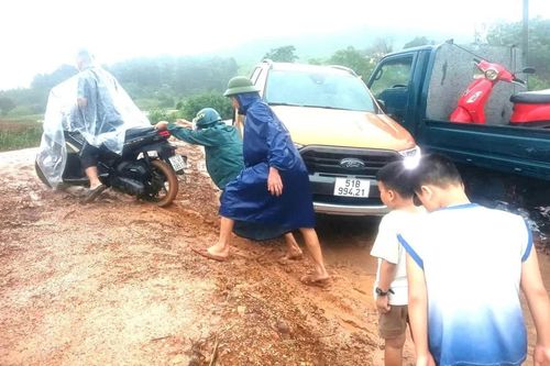Mưa lớn khiến nhiều tuyến đường miền núi sạt lở, Đà Nẵng ra công điện ứng phó thiên tai