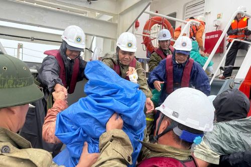 Cù Lao Chàm bị cô lập, lực lượng cứu nạn vượt sóng dữ giành lại sự sống cho 2 bệnh nhân