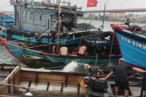 Huế: Sóng lớn đánh chìm tàu cá, sạt lở nhiều điểm trên quốc lộ 49