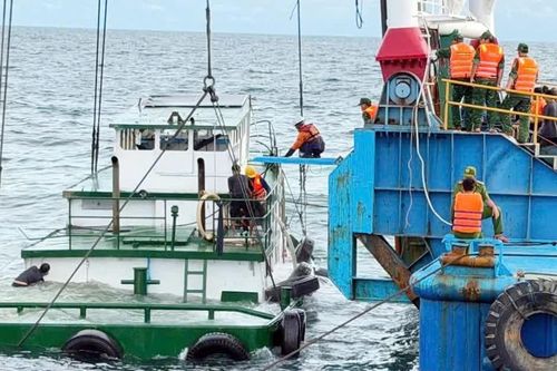 Tìm thấy 2 thi thể thuyền viên gặp nạn trên biển