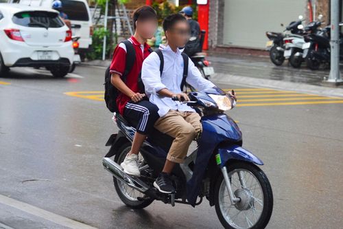Nhiều học sinh đi xe điện chủ quan không đội mũ bảo hiểm