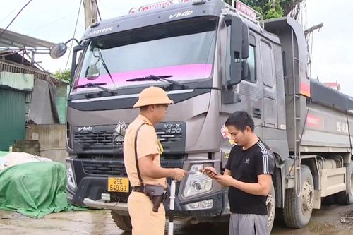 CSGT Hà Nội xử lý hơn 1.300 phương tiện vận tải vi phạm