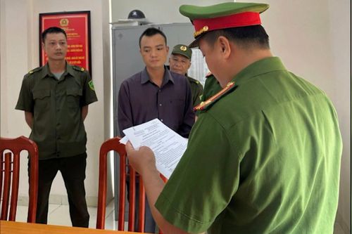 Khởi tố đối tượng đập phá ô tô của người khác