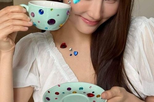 Rộ mốt họa mặt bằng sticker: Diễm My 9X trẻ như đôi mươi, Á hậu Phương Nga khoe visual rạng rỡ
