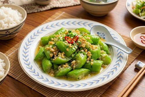 Xào mướp đừng vội cho vào chảo, thêm một bước này để mướp xanh mướt, không thâm đen