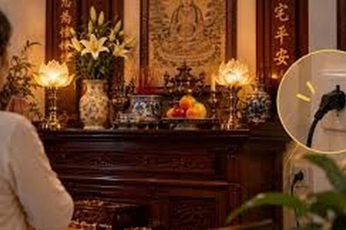 Dùng đèn điện trên bàn thờ, 3 vị trí gia chủ nên kiểm tra trước khi rời nhà