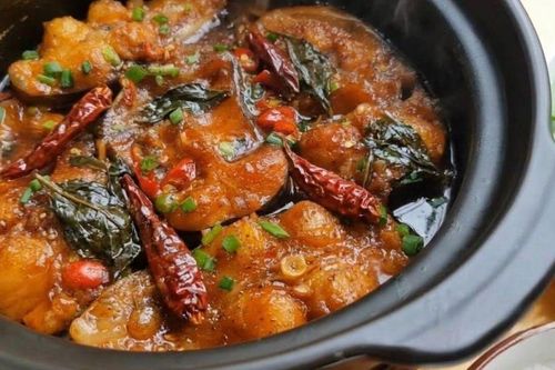 Thả nắm lá này vào nồi cá kho: Cá hết sạch mùi tanh, dễ mục xương, thịt chắc đậm đà