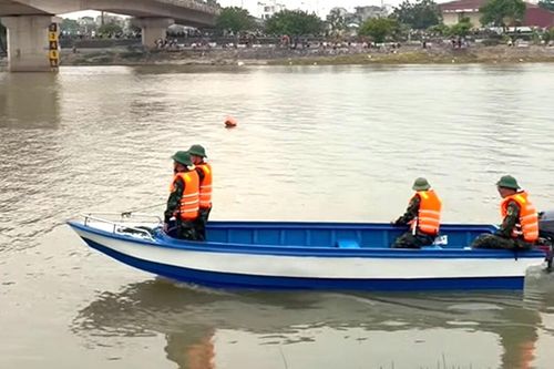 Camera ghi cảnh thiếu tá quân đội lao xuống sông cứu người rồi mất tích