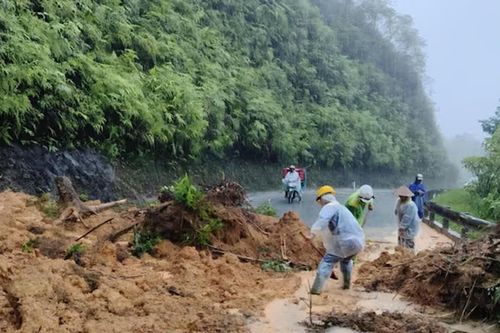 Quốc lộ và đường Hồ Chí Minh sạt lở, Huế cảnh báo có nơi mưa trên 500mm