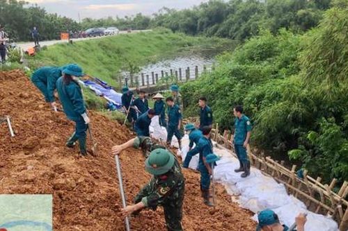 Hà Nội yêu cầu các xã, phường chủ động ứng phó nguy cơ sạt lở ven sông, đồi núi