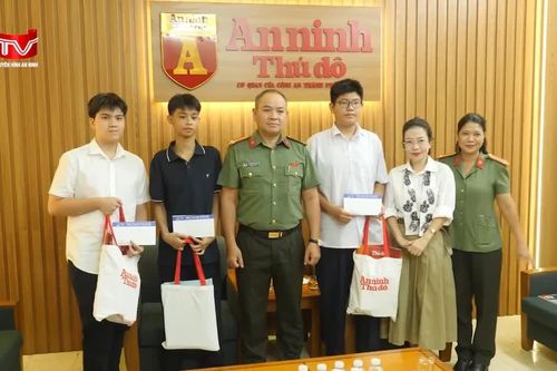 Trao hỗ trợ, tặng quà những người con đỡ đầu nhân dịp Trung thu