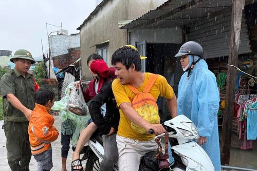 Đà Nẵng: Hỗ trợ người dân sơ tán vì mưa lớn