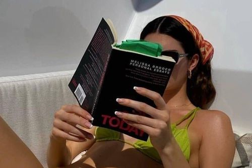 7 cuốn sách tiết lộ gu đọc của Kendall Jenner