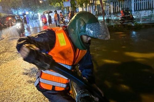 Ngập sâu do mưa lớn, lực lượng chức năng khẩn cấp di dời dân trong đêm ở Đà Nẵng