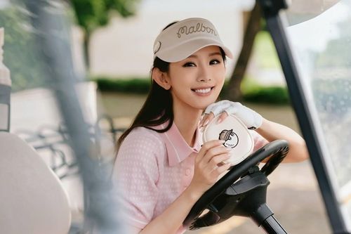 Ai đang kéo golf ra khỏi sân cỏ?