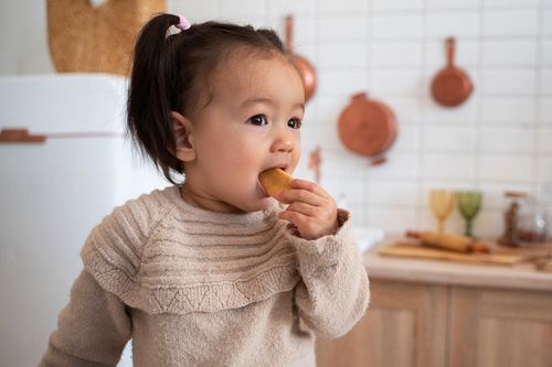 Trẻ dùng bánh ăn dặm mỗi ngày: Điều gì có thể xảy ra?