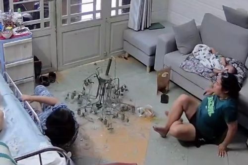 Khoảnh khắc chiếc đèn chùm treo hơn 20 năm bất ngờ rơi xuống