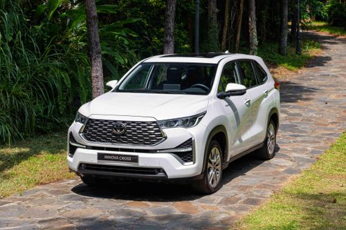 Toyota Innova Cross đòi lại ngôi đầu