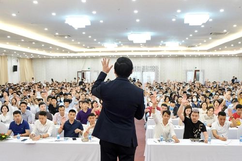 Dừng bán khóa học, doanh thu công ty dạy làm giàu giảm 90%