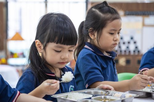 Thủ tướng: Không chọn nhà cung cấp suất ăn bán trú vì giá rẻ