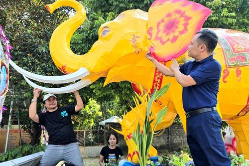 Thổi hồn lịch sử xứ Đoài vào mô hình đèn Trung thu voi chiến