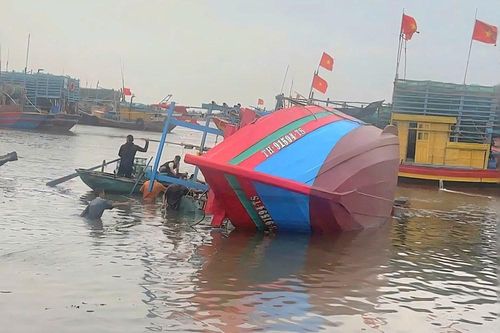 Tàu cá bất ngờ chìm khi đang neo đậu, 30 người dân cùng trục vớt