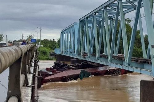 Xà lan bị lũ cuốn, va mạnh vào hai cây cầu huyết mạch ở Quảng Trị