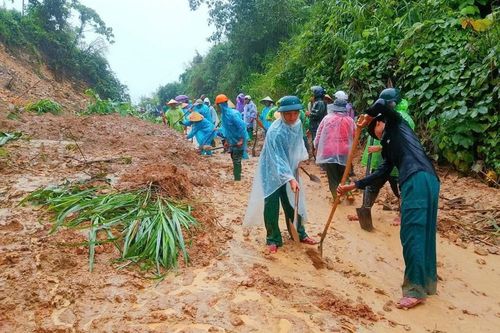 Huế: Khẩn trương khắc phục sạt lở, bảo đảm đi lại cho người dân miền núi