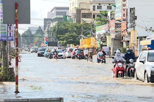 Triều cường vượt báo động III, gây ngập nhiều tuyến đường ở Cần Thơ