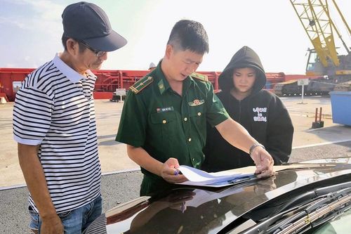 Bộ đội Biên phòng TP.HCM tiếp nhận ngư dân gặp nạn trên biển