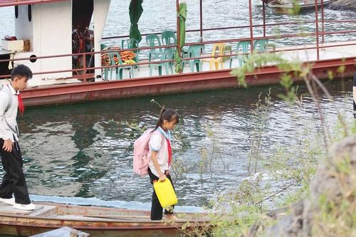 Không để học sinh phải nghỉ học, bỏ học vì điều kiện giao thông, đi lại khó khăn