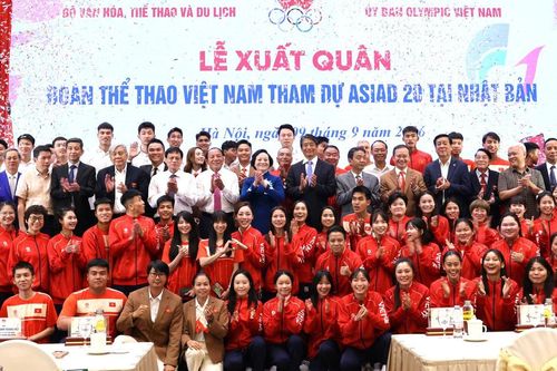 Tuyển thủ Lê Thanh Thúy và Đinh Quang Kiệt cầm cờ Đoàn Thể thao Việt Nam tại ASIAD 20