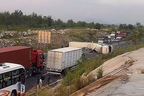 Xe lật nằm chắn ngang cao tốc Vĩnh Hảo-Phan Thiết khiến ùn tắc hai làn đường