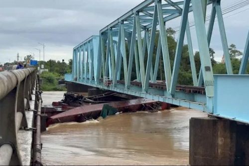 Quảng Trị: Khẩn trương khắc phục sự cố 3 sà-lan trôi dạt, đâm vào cầu đường sắt Mỹ Chánh