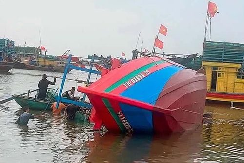 Thanh Hóa: Kịp thời trục vớt một tàu cá bị chìm ở Lạch Ghép