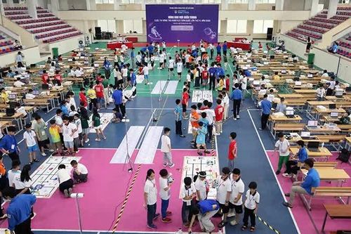 Hàng trăm bạn trẻ miền trung và miền nam say mê tranh tài chế tạo, vận hành robot