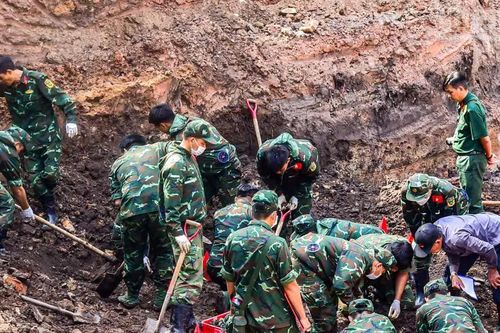 [Ảnh] Chiến sĩ Đội K74 miệt mài thực hiện nhiệm vụ tìm kiếm, quy tập hài cốt liệt sĩ tại Công viên Lê Thị Riêng