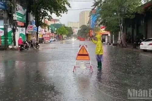 Áp thấp nhiệt đới suy yếu, miền trung và Bắc Bộ tiếp tục có mưa lớn