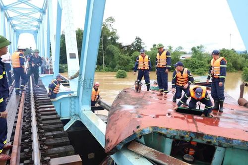 Quảng Trị: Giải cứu cầu đường sắt khỏi sà-lan mắc kẹt