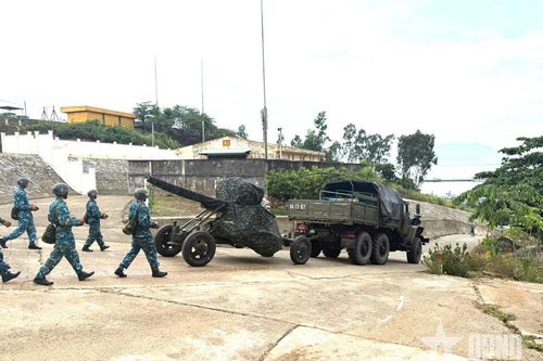 Rèn quân trên thao trường dã ngoại