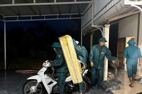 Bộ CHQS tỉnh Quảng Trị giúp dân ứng phó mưa lũ