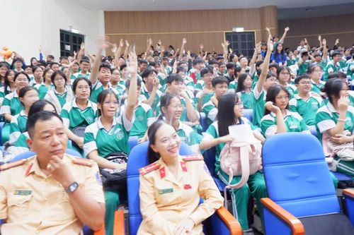 Sôi nổi buổi tuyên truyền điểm về an toàn giao thông cho hơn 1.000 học sinh Trường THPT Phan Châu Trinh