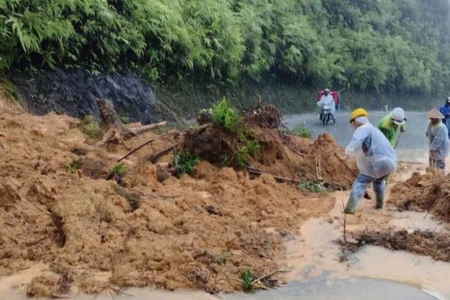 Mưa lớn ở Huế, sạt lở nhiều tuyến đường, tàu cá chìm tại cảng Thuận An