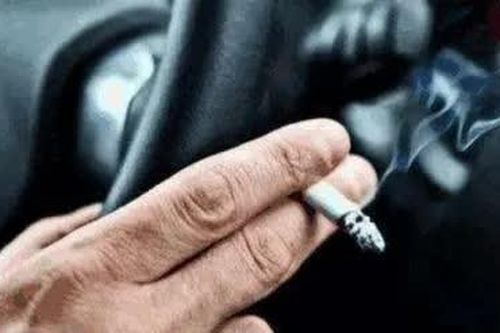 Một tay lái xe, một tay... nhả khói
