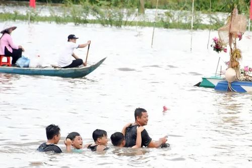 Đồng Tháp Mười nhộn nhịp mùa nước nổi, du khách thích thú tắm đồng